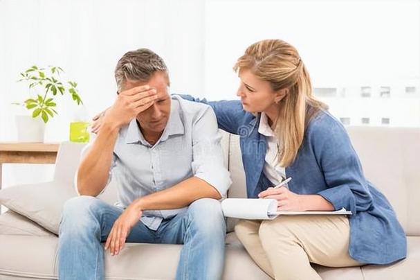 私家侦探设备-江苏一名女子出轨被抓。她在街上哭泣，恳求男友不